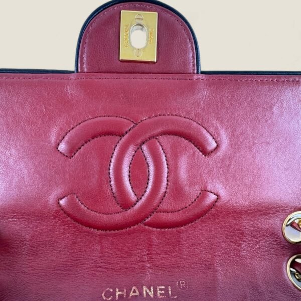 Pre-loved Chanel medium tall single inside