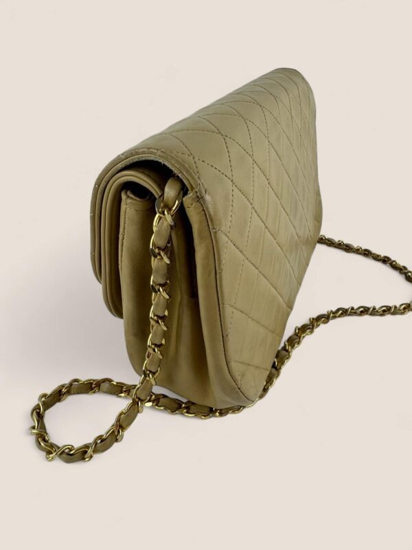 Pre-owned Chanel vintage handtas met klassieke quilting van beige lamsleder met gouden hardware 24 karaats verguld