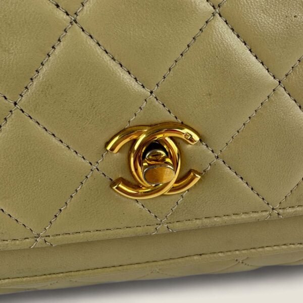 Tweedehands Chanel schoudertas beige lamsleder gouden hardware