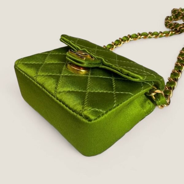 Tweedehands vintage Chanel ketting mini tasje groen satijn