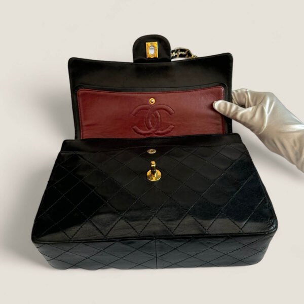 Zwarte Chanel tas met traditionele quilting zwart lamsleer gouden hardware