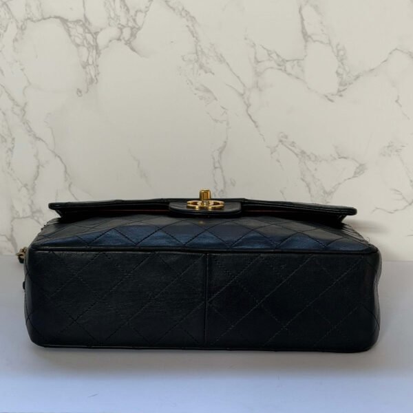 Chanel vintage flap bag medium onderkant