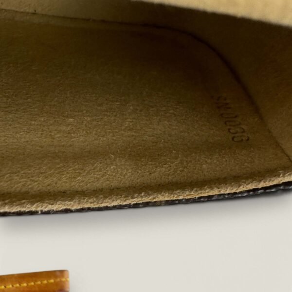 Binnenkant tweedehands Louis Vuitton Pochette Lagoon case