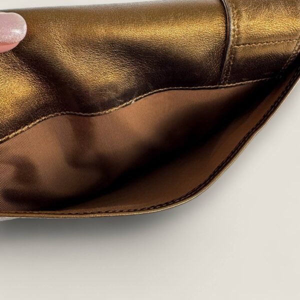 Achter vakje authentieke pre-owned Chanel metallic gouden schoudertas