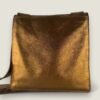 Achterkant preloved Chanel metallic gouden schoudertas
