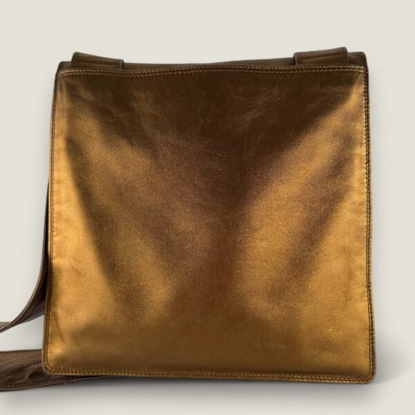 Achterkant preloved Chanel metallic gouden schoudertas