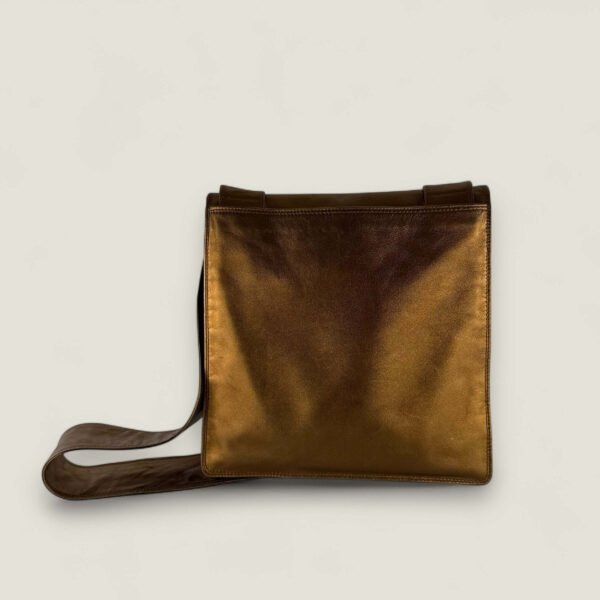 Achterkant vintage authentieke Chanel schoudertas metallic