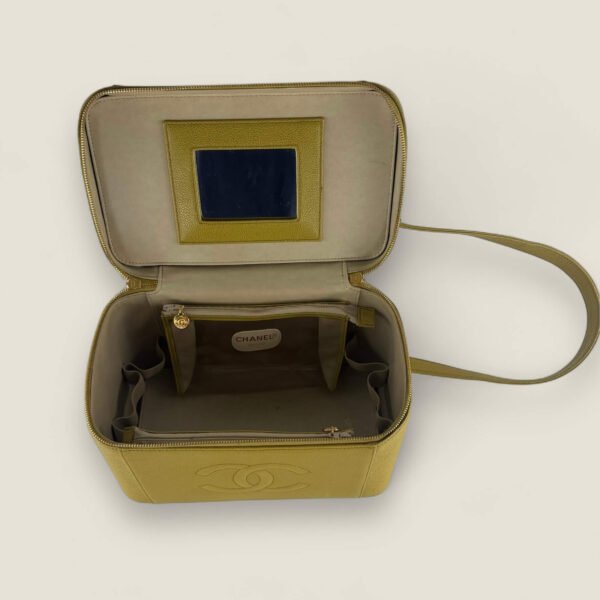 Binnenkant preloved Chanel vanity