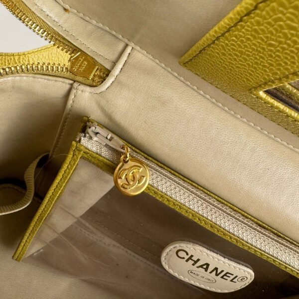 Binnenkant van de Chanel vanity case