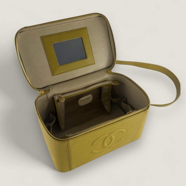 Binnenkant vintage Chanel vanity schoudertas