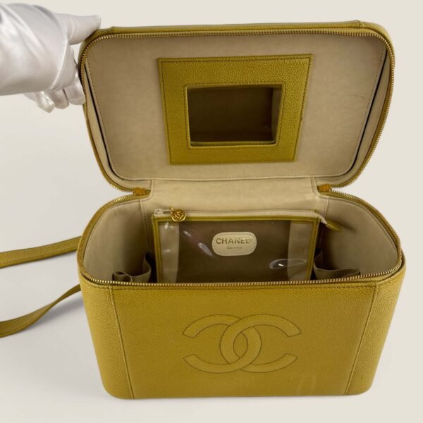Preowned Chanel schoudertas geel caviar leer
