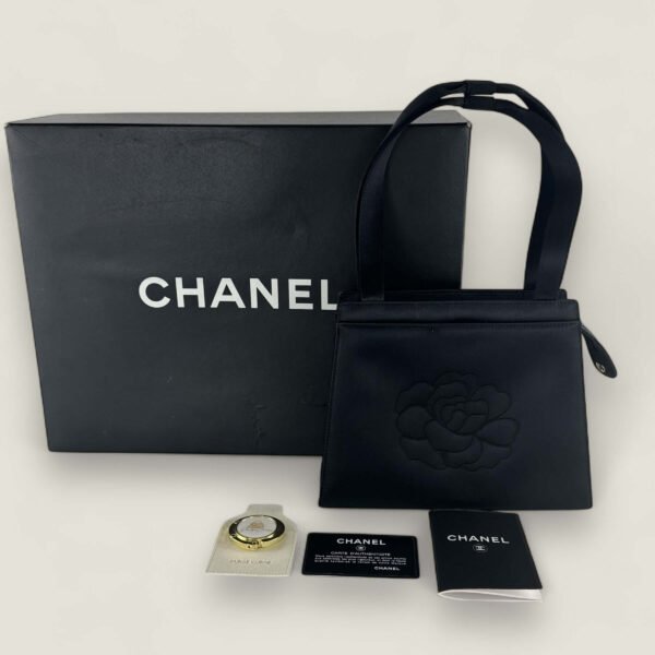 Purse Curse Chanel vintage handtas camellia zwart satijn