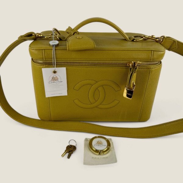 Tweedehands Chanel beautycase met hangslot en schouderriem en Purse Curse tassenhouder