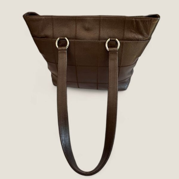 Tweedehands Chanel tote schoudertas bruin leer met Purse Curse tassenhouder tafel