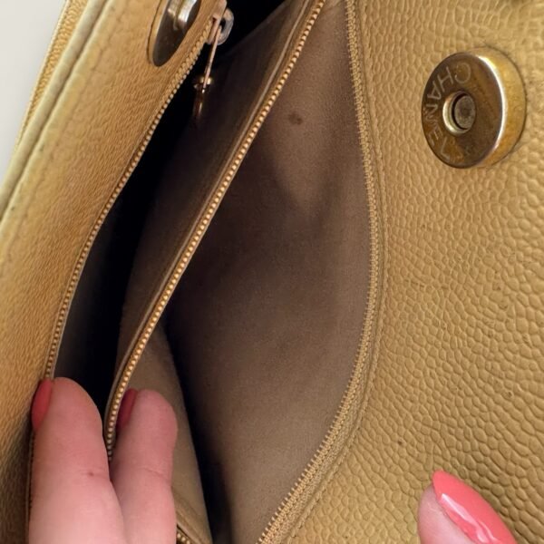 Authentieke vintage Chanel tote binnenkant