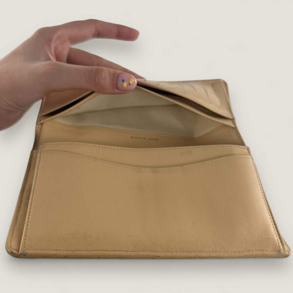 Binnenkant authentieke Chanel portemonnee beige