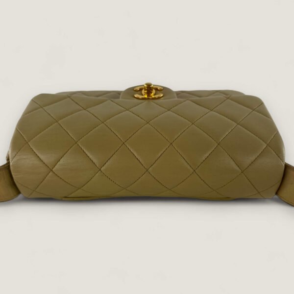 Vintage Chanel schoudertas met riem lamsleer beige