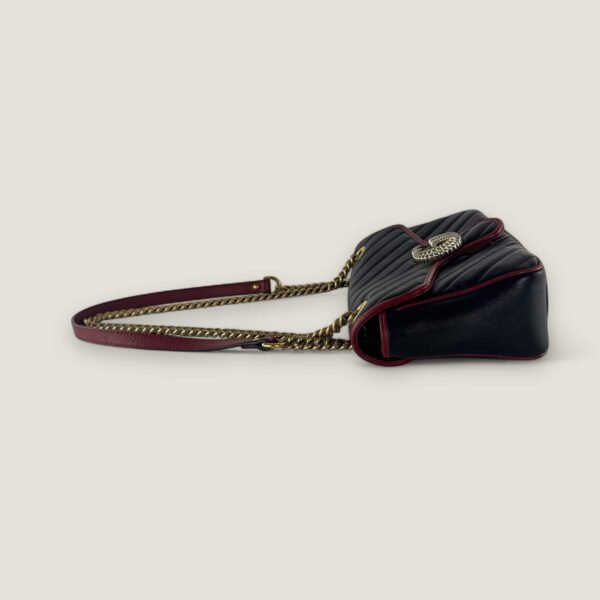 Zijaanzicht tweedehands Gucci GG Marmont zwart met rood leer
