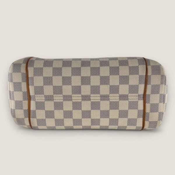 onderkant Louis Vuitton damier azur tas