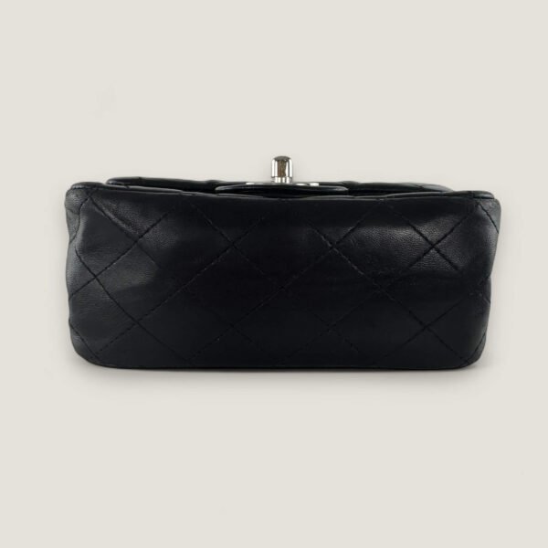 onderkant authentieke Chanel tas