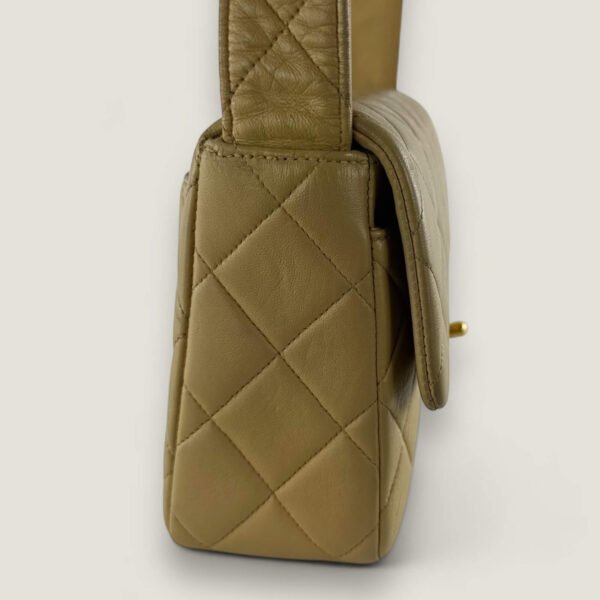 zijaanzicht vintage Chanel tas beige lamsleer