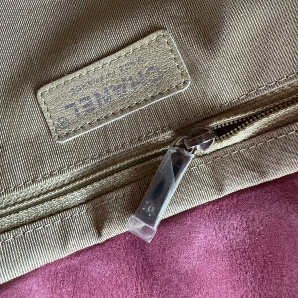 Binnenkant authentieke Chanel flapbag roze caviar leer Binnenkant authentieke Chanel flapbag roze caviar leer