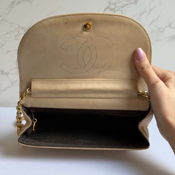 Binnenkant authentieke Chanel tas beige