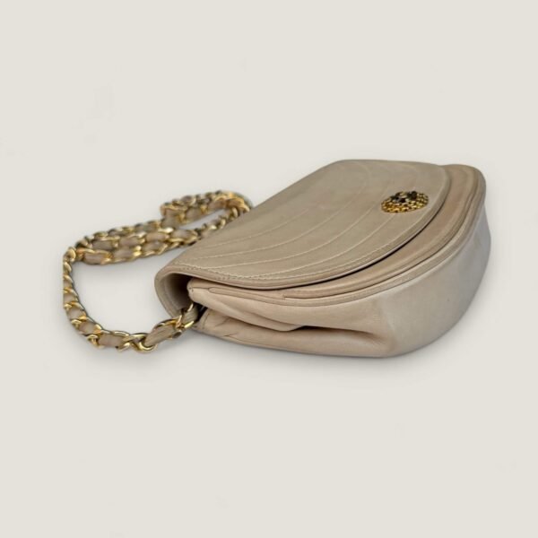 Chanel halfmoon flapbag beige lamsleer