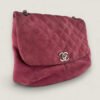 Chanel roze schoudertas - zijaanzicht Chanel roze schoudertas - zijaanzicht