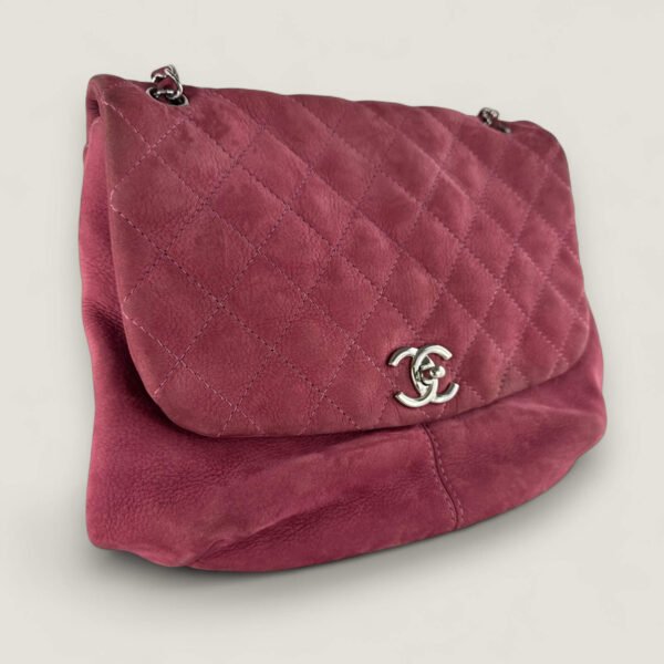 Chanel roze schoudertas - zijaanzicht Chanel roze schoudertas - zijaanzicht