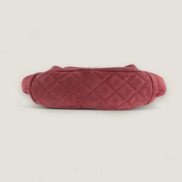 Chanel schoudertas vintage 2012 - goede conditie onderkant Chanel schoudertas vintage 2012 - goede conditie onderkant