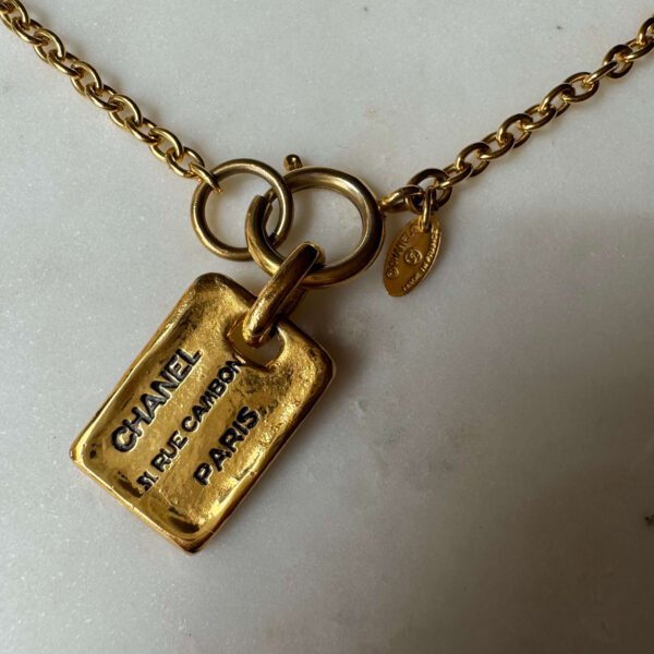Chanel tweedehands hanger 31 Rue Cambon
