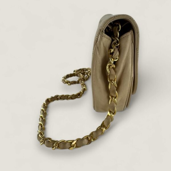 Chanel vintage tas beige lamsleer met ketting