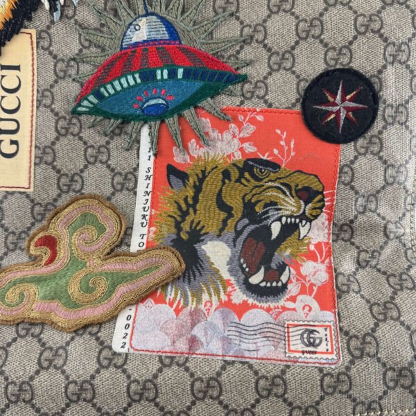 Detail van de patches Gucci tas
