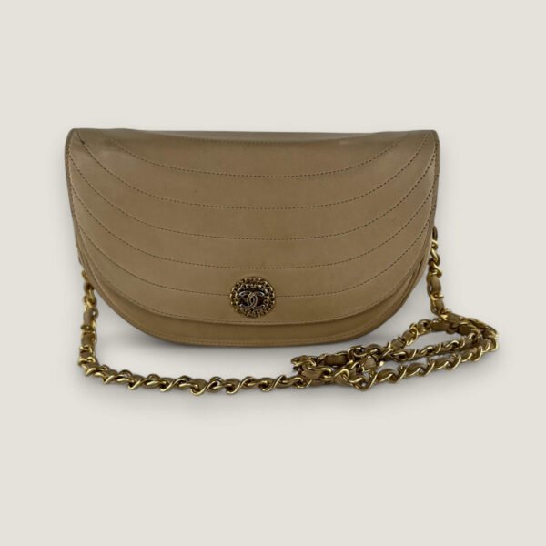 Halfmoon flap beige lamsleer pushlock Chanel