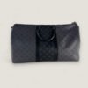 Handvatten Louis Vuitton Keepall Bandoulière 50 in zwart leer