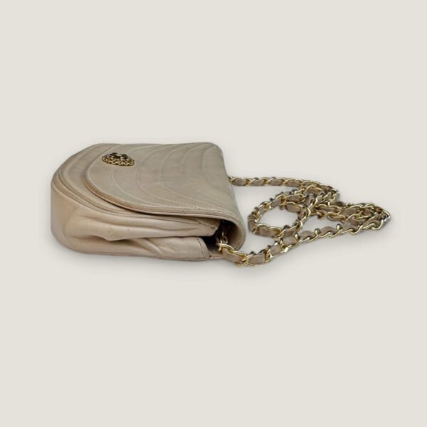Pre-loved Chanel schoudertas met dustbag en certificaat