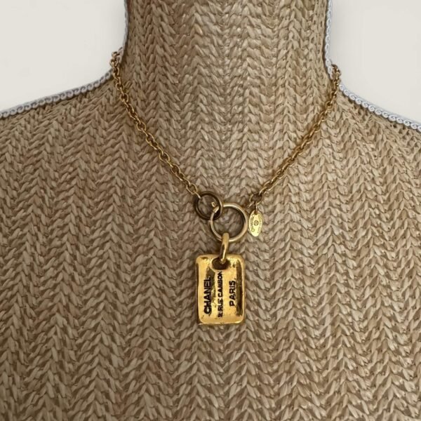 Tweedehands Chanel ketting Rue Cambon hanger
