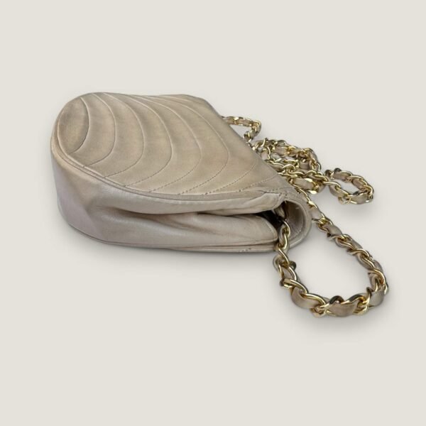 Zijaanzicht originele Chanel tas vintage