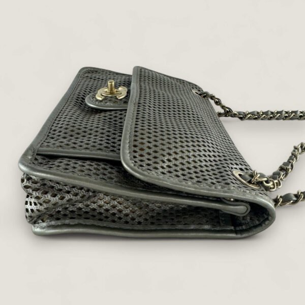 Zijkant Chanel up in the air bag