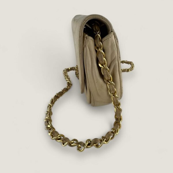 authentieke Chanel flapbag halfmoon shape