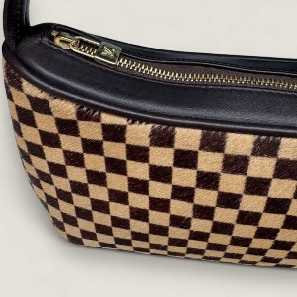 louis-vuitton-tigre-goudkleurige-hardware.