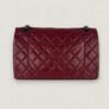 Achterkant Chanel reissue 226 rood leer