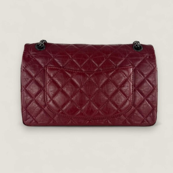 Achterkant Chanel reissue 226 rood leer