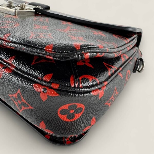 Hoekjes Louis Vuitton pochette metis zwart rood