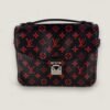 Louis Vuitton Pochette Métis Infrarouge voorkant zwart rood canvas tas