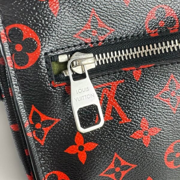 Louis Vuitton Pochette Métis Infrarouge zilverkleurige hardware detail