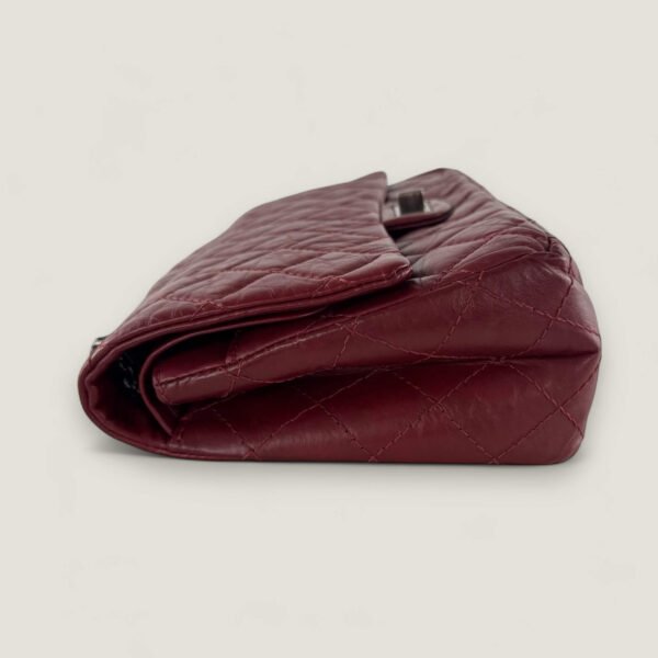 zijkant preloved Chanel medium flap
