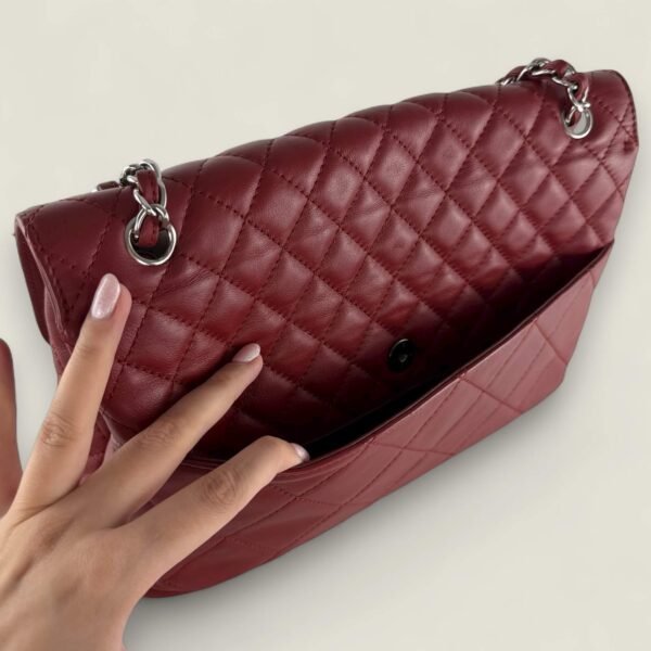 Achterkant authentieke Chanel handtas klassiek model Achterkant authentieke Chanel handtas klassiek model