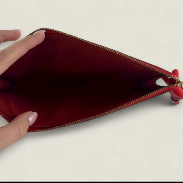 Binnenkant Louis Vuitton Pochette Accessoires epi leer rood Binnenkant Louis Vuitton Pochette Accessoires epi leer rood